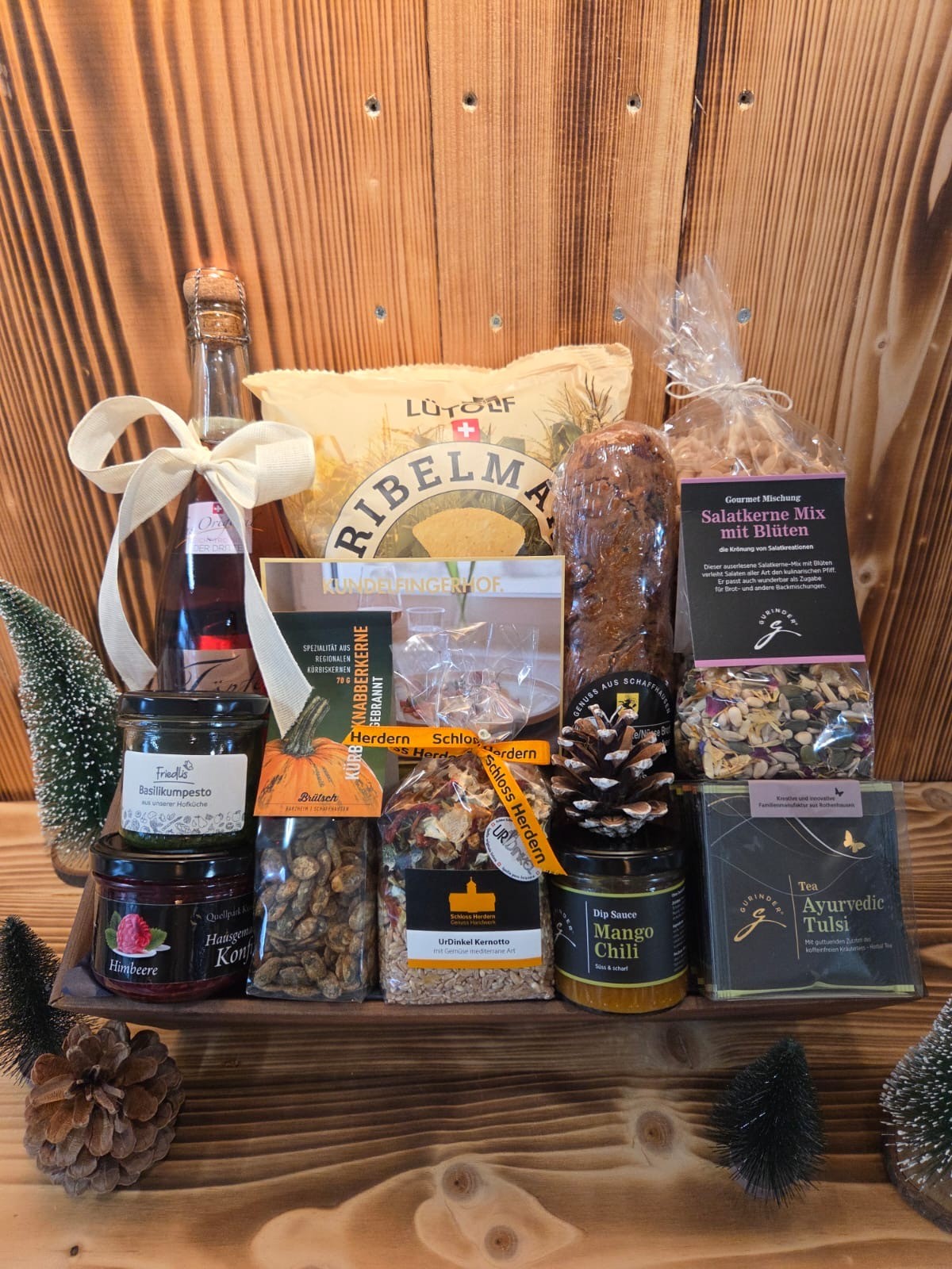 Geschenkkorb mit regionalen Spezialitäten